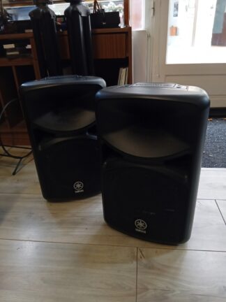 Paire d'Enceintes Sono  Yamaha avec pieds